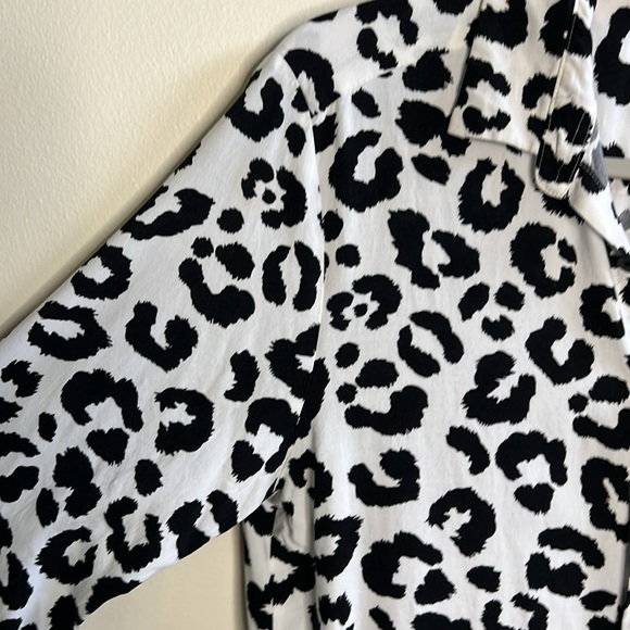 ASOS DESIGN SMALL BLACK & WHITE CHEETAH PRINT LONG SLEEVED BLOUSE - Picture 4 of 7